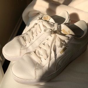 WOMAN’S WHITE PUMA SHOES 8 1/2